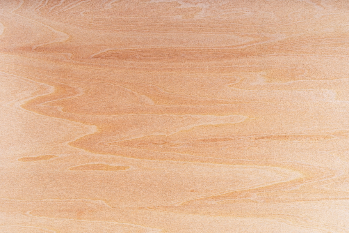 Naturalna faktura sklejki z widocznymi żłobieniami.