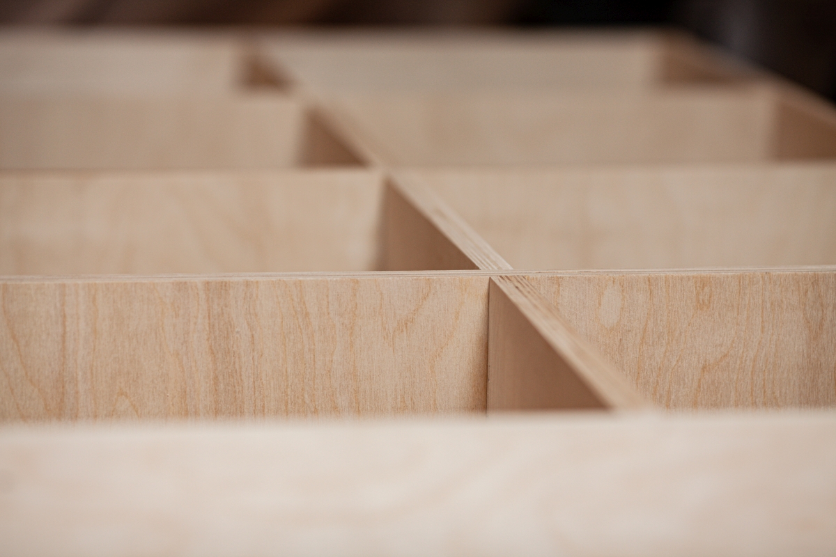 Zdjęcie przedstawia produkty ze sklejki, takie jak skrzynki regałowe.